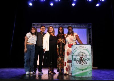 Recriando Raizes : entrega dos certificados de participação nos cursos